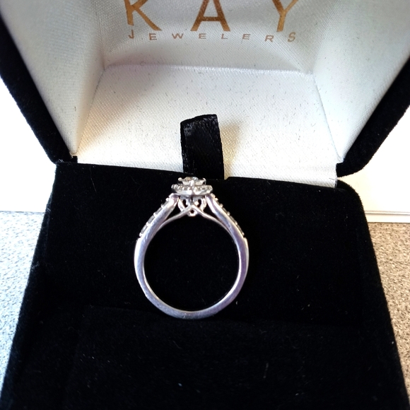 Heart shaped diamond engagement ring - Picture 3 of 4